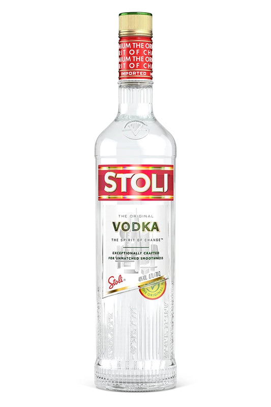 Botella de 70 cl de Vodka Stolichnaya, un vodka clásico ruso con reconocimiento internacional. Elaborado con trigo y centeno, famoso por su consistencia y versatilidad. Destilado tres veces y filtrado con carbón de abedul. Presentado en botella de vidrio transparente.