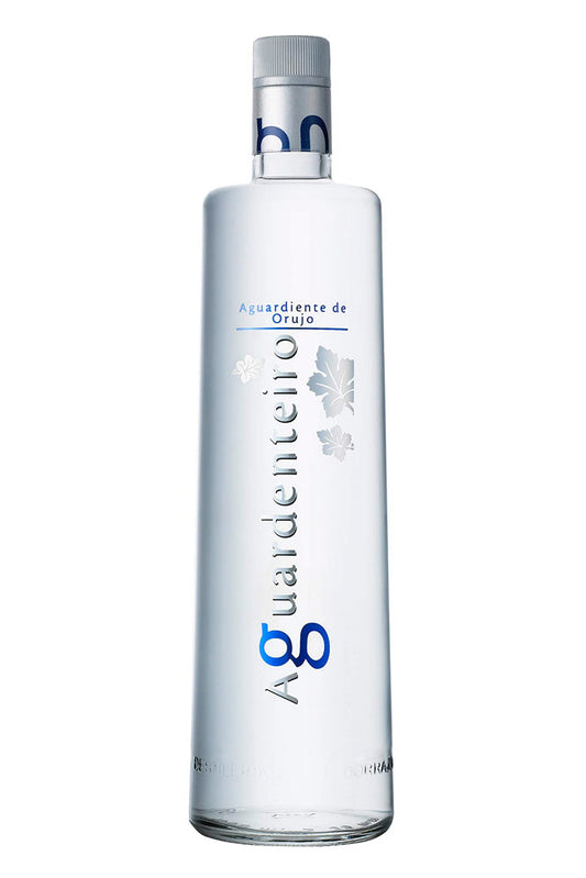Botella de 70 cl de Aguardiente de Orujo Aguardenteiro, un destilado gallego tradicional. Elaborado con alcohol vínico puro y notas herbáceas, ideal para sobremesas y rituales tradicionales. Presentado en botella de vidrio transparente.
