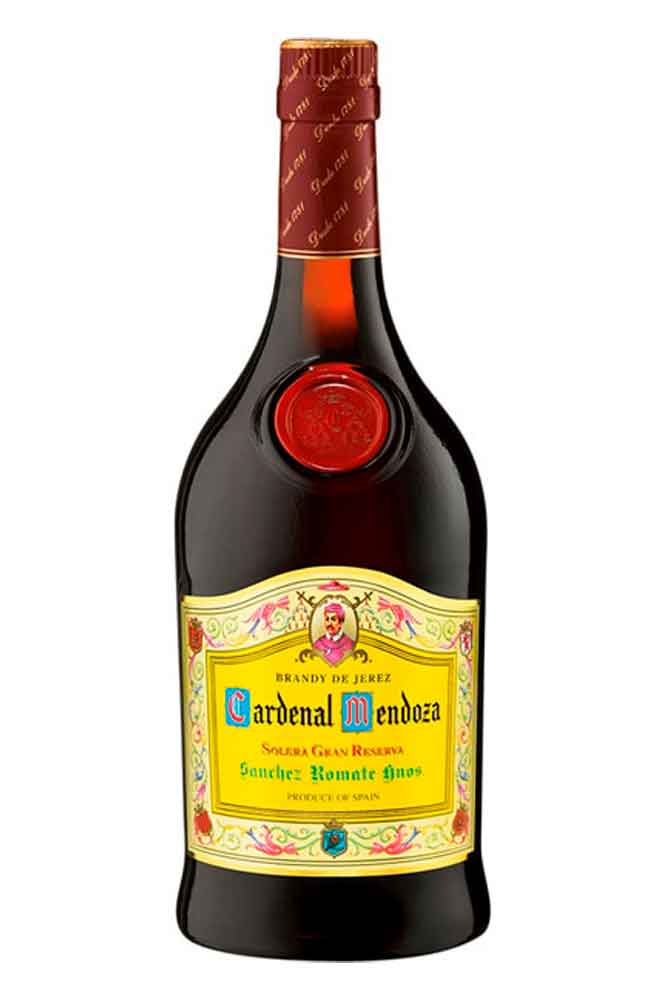 Botella de 70 cl de Brandy Cardenal Mendoza Solera Gran Reserva. Caoba profundo, con más de 15 años de crianza y notas a pasas.