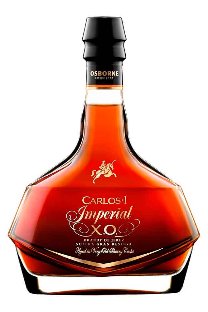 Botella de 70 cl de Brandy Carlos I Imperial Solera Gran Reserva. Ámbar brillante. Elegante, con más de 15 años de crianza y notas de cacao.