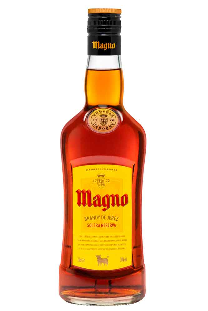 Botella de 70 cl de Brandy Magno Solera Reserva. Ámbar. Brandy clásico español, suave y redondo, con notas de madera y frutos secos.