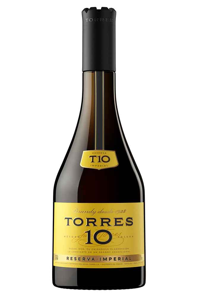Botella de 70 cl de Brandy Torres 10 Solera Gran Reserva. Ámbar oscuro, 38º. Brandy estructurado con notas de especias y roble.