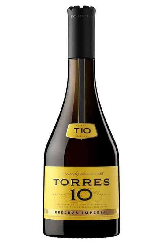 Botella de 70 cl de Brandy Torres 10 Solera Gran Reserva. Ámbar oscuro, 38º. Brandy estructurado con notas de especias y roble.