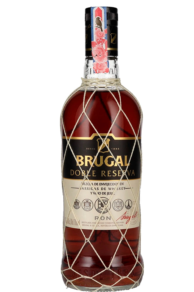Botella 70 cl de Ron Brugal Doble Reserva, ron premium dominicano 38% vol., doble crianza en barricas de whiskey y jerez, notas de vainilla y especias.