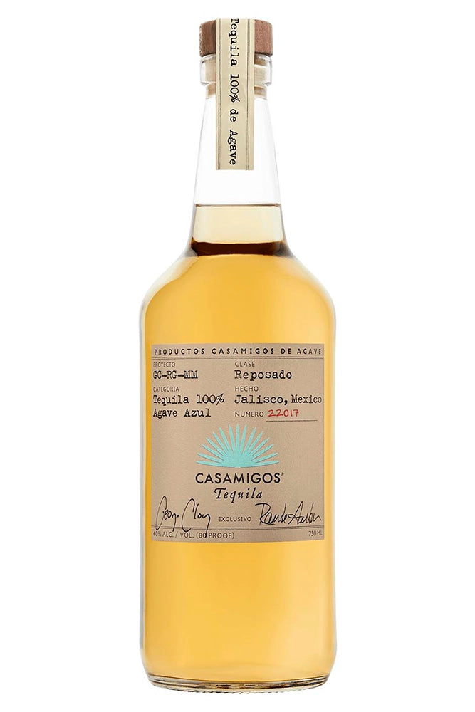 Botella 70 cl de Casamigos Reposado, tequila 100% agave azul de Jalisco, 40% vol., envejecido en roble, notas de caramelo y vainilla.