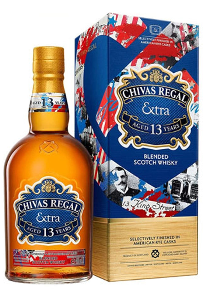 Botella de Chivas Regal 13 Años 1L, blended scotch finalizado en barricas de centeno americano con notas de vainilla, naranja y canela.