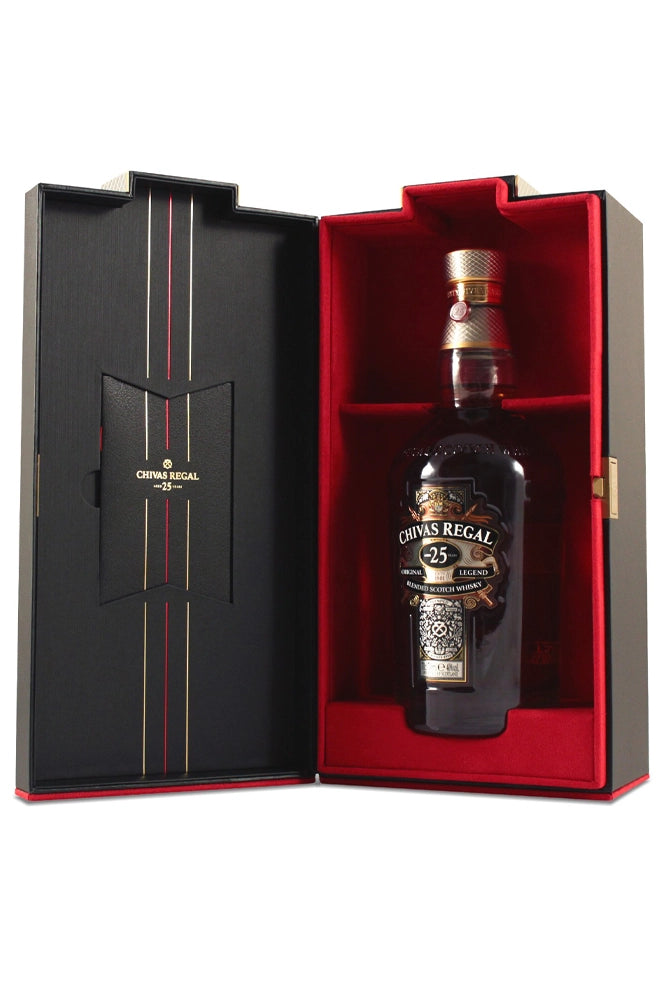 Botella de Chivas Regal 25 Años 70 cl, blended scotch ultra-premium con notas de frutas maduras, chocolate y caramelo.