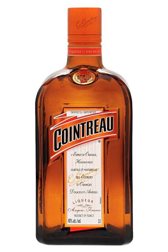 Botella de 70 cl de Cointreau, un licor triple sec francés de alta calidad. Elaborado con cáscaras de naranjas dulces y amargas, este licor es ideal para coctelería premium. Presentado en una botella transparente.