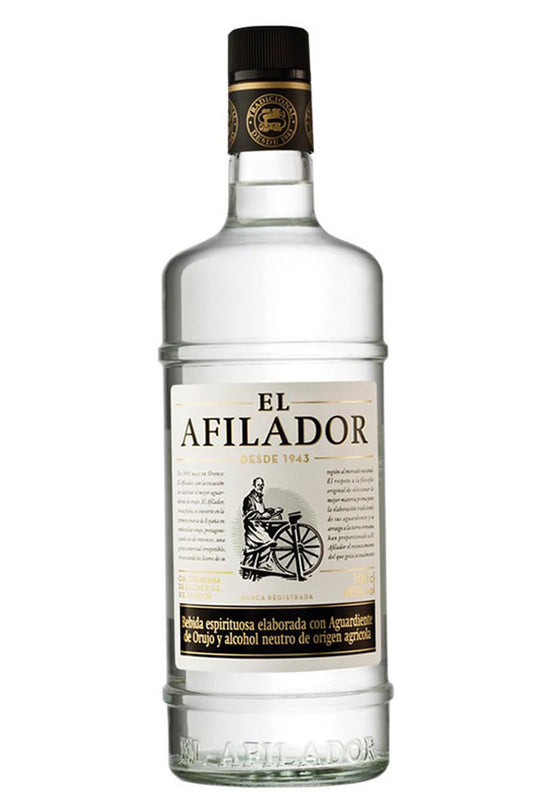 Botella de 1 litro de Orujo El Afilador, aguardiente gallego blanco, seco y potente. Destilado en cobre, emblema tradicional de Galicia.