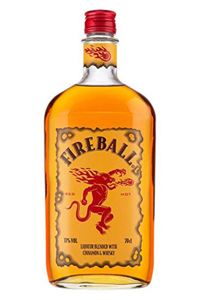 Mini botella Fireball 5 cl, licor de whisky canadiense con canela y tono ámbar cobrizo.