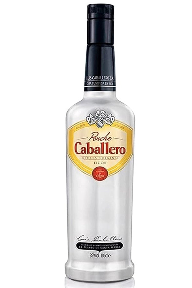 Botella de Ponche Caballero, licor español de color ámbar elaborado con cáscaras de naranja, vainilla, canela y clavo, presentada en su icónica botella plateada metálica.