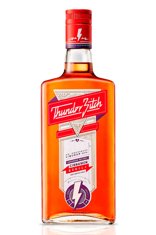 Botella de 70 cl de Licor Thunder Bitch, un licor picante de whisky con canela, de color ámbar rojizo, ideal para servir frío.