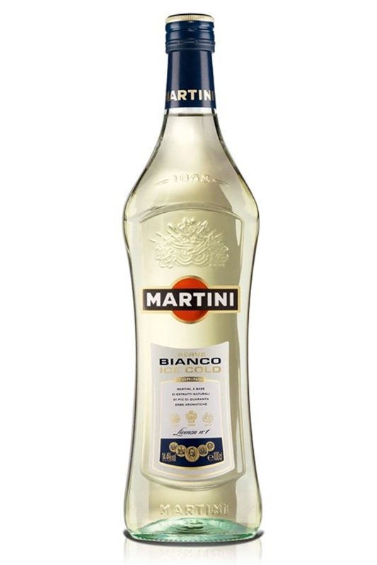 Botella de 1 L de Vermut Martini Blanco, un vermut italiano de Martini & Rossi. Elaborado con vino blanco y botánicos seleccionados, ideal para cócteles. Sabor suave, floral y equilibrado, con notas de flores blancas y vainilla. Presentado en botella de vidrio de color amarillo pálido. Martini Bianco es un vermut blanco italiano suave y dulce, conocido por su sabor equilibrado y floral. Se elabora con vino blanco, azúcar y extractos botánicos, y es ideal para servir con hielo y limón o en cócteles suaves.