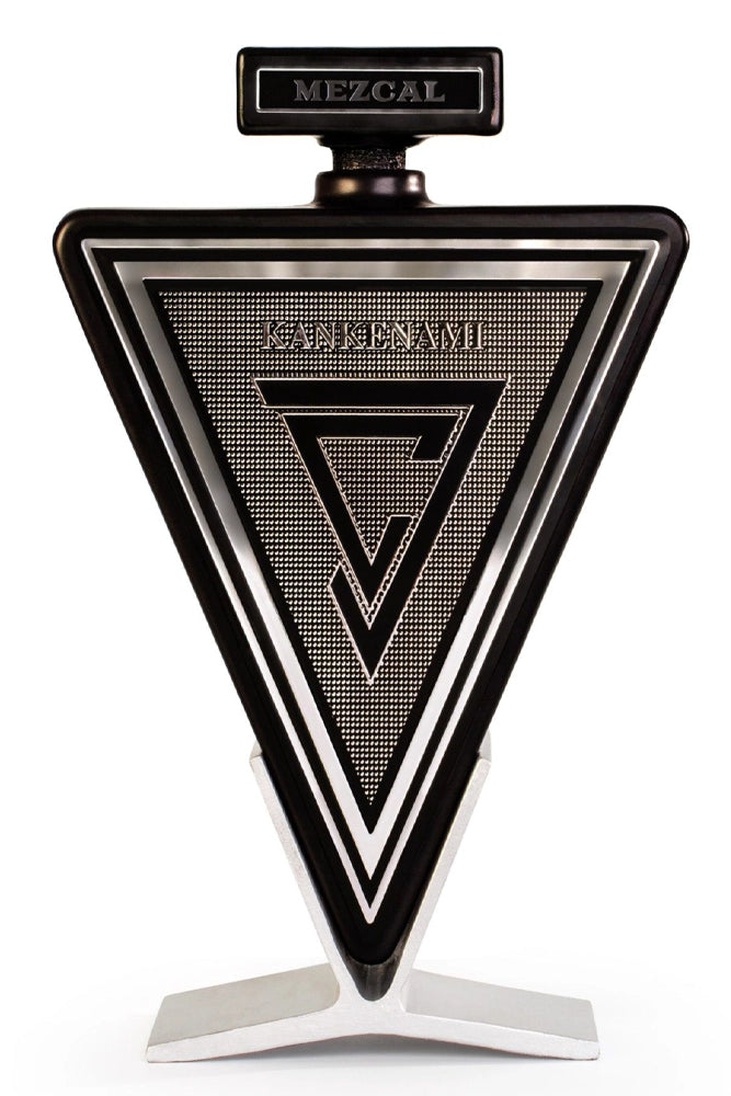 Botella de 70 cl de Mezcal Kankenami Joven 100% espadín, transparente con detalles plateados y diseño triangular edición especial