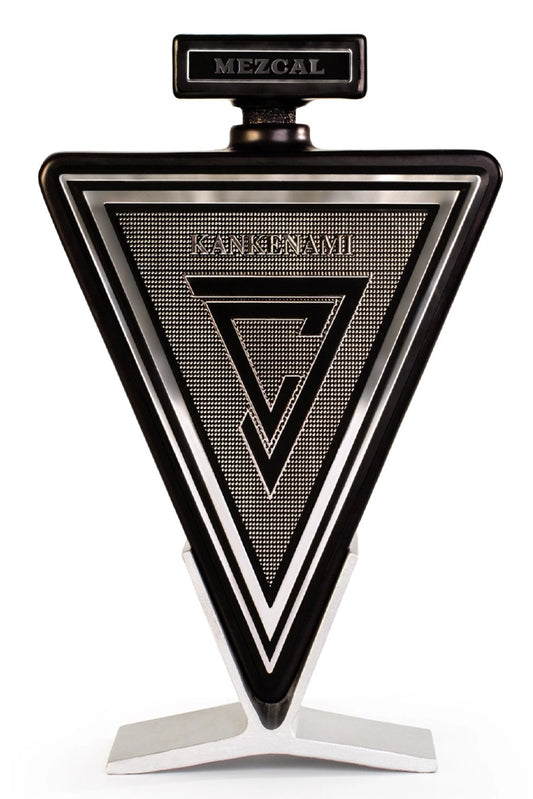 Botella de 70 cl de Mezcal Kankenami Joven 100% espadín, transparente con detalles plateados y diseño triangular edición especial