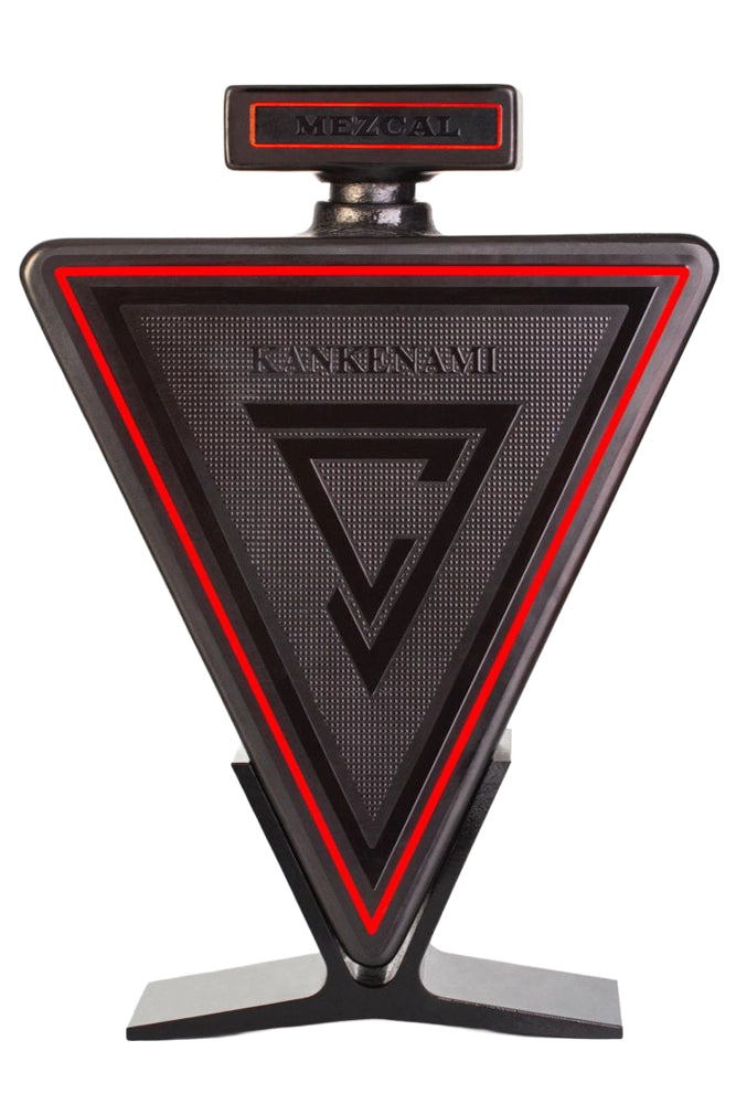 Botella de 70 cl de Mezcal Kankenami Negro joven 100% espadín con diseño triangular negro y perfil ahumado y mineral
