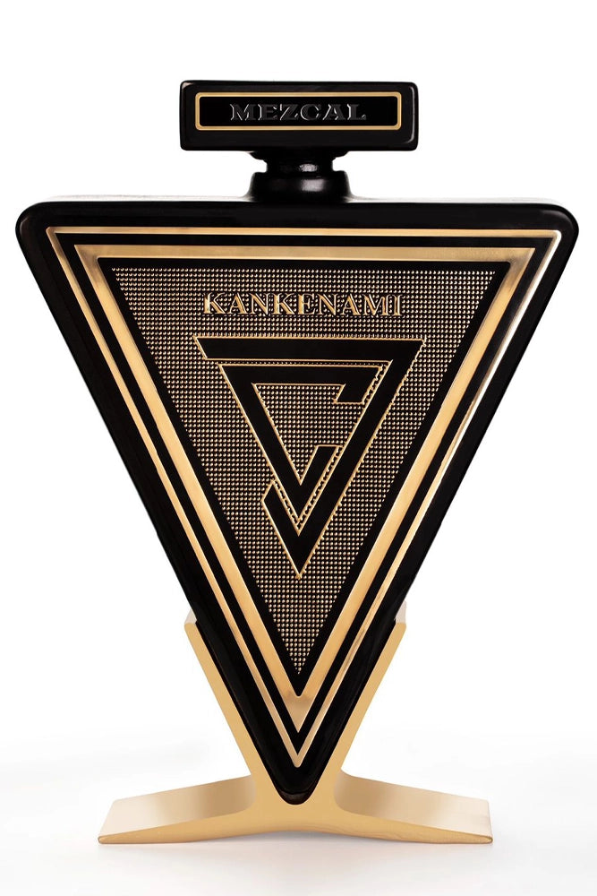 Botella de 70 cl de Mezcal Kankenami Reposado 100% espadín, edición dorada con blend de barricas y diseño triangular premium