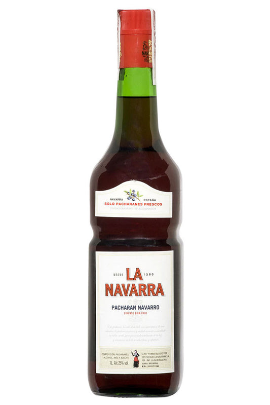 Botella de Pacharán La Navarra 70 cl, elaborado con endrinas frescas y anís. Licor navarro tradicional, equilibrado y auténtico.