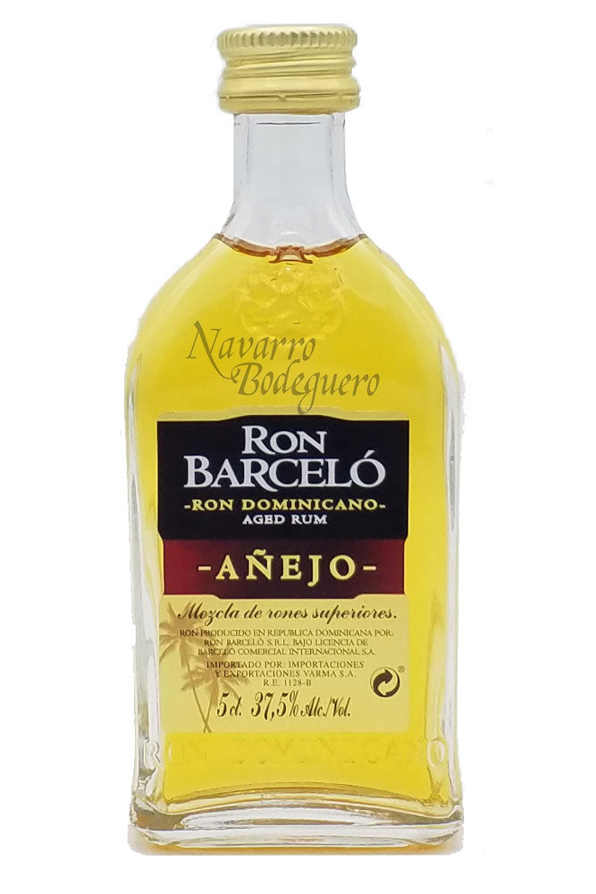 Botella mini de Ron Barceló 5 cl, ron añejo dominicano suave y equilibrado. Ideal para catas, combinados o como detalle de regalo.