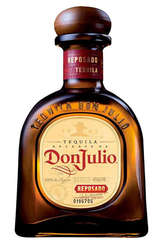 Botella de Tequila Don Julio Reposado 70 cl, 100% agave azul, envejecido en roble 8 meses. Suave y elegante, ideal para cócteles premium.