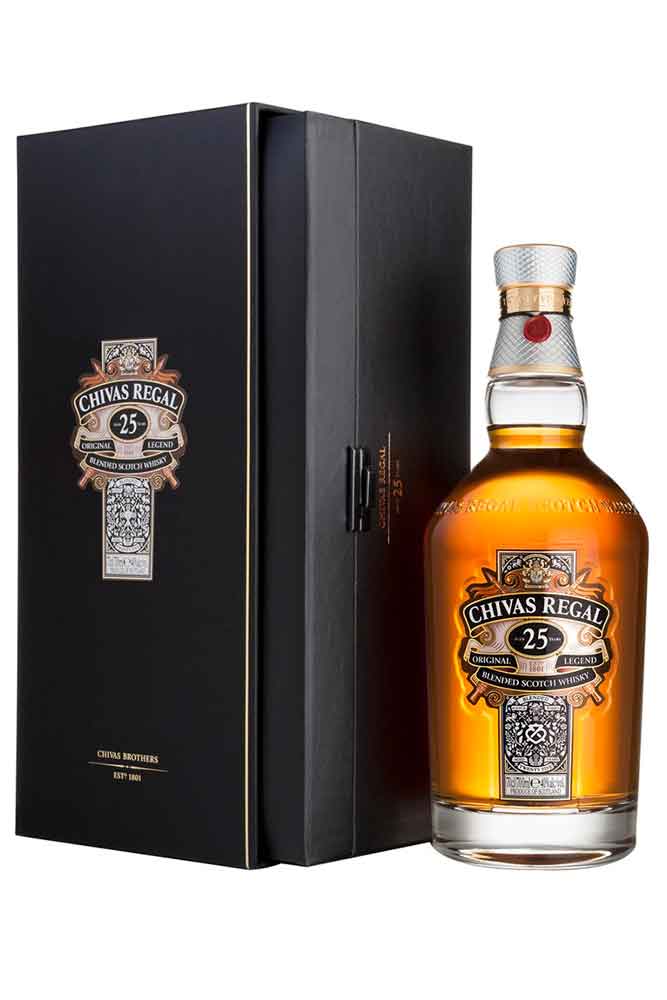 Botella de 70 cl de Chivas Regal 25 Años. Whisky blended ámbar intenso 40º. Complejo, con notas de chocolate con leche, naranja y mazapán.