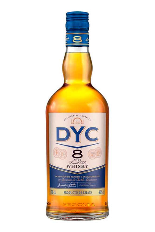 Botella de 70 cl de Whisky DYC 8 Años. Blended español ámbar claro 40º. Redondo y maduro, con notas de caramelo, nuez y madera.